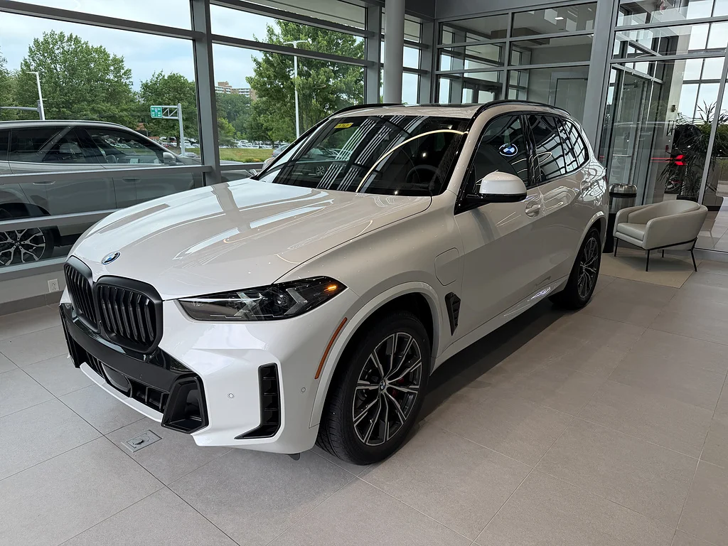New 2026 Mineral White Metallic BMW xDrive50e image 3
