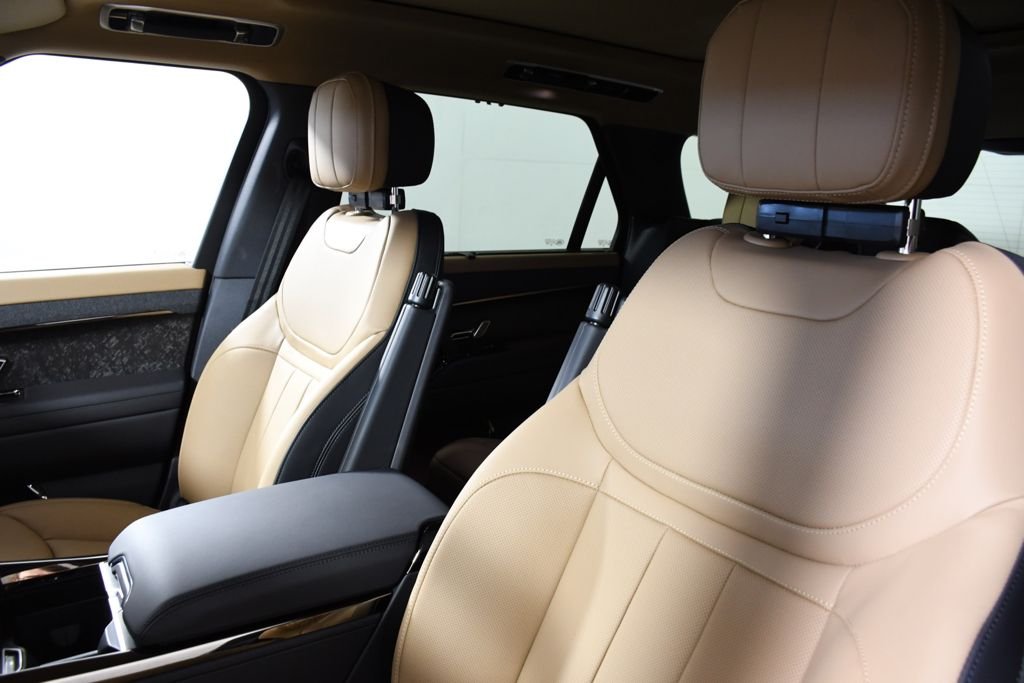 New 2026 Santorini Blk Land Rover Dynamic SE image 16