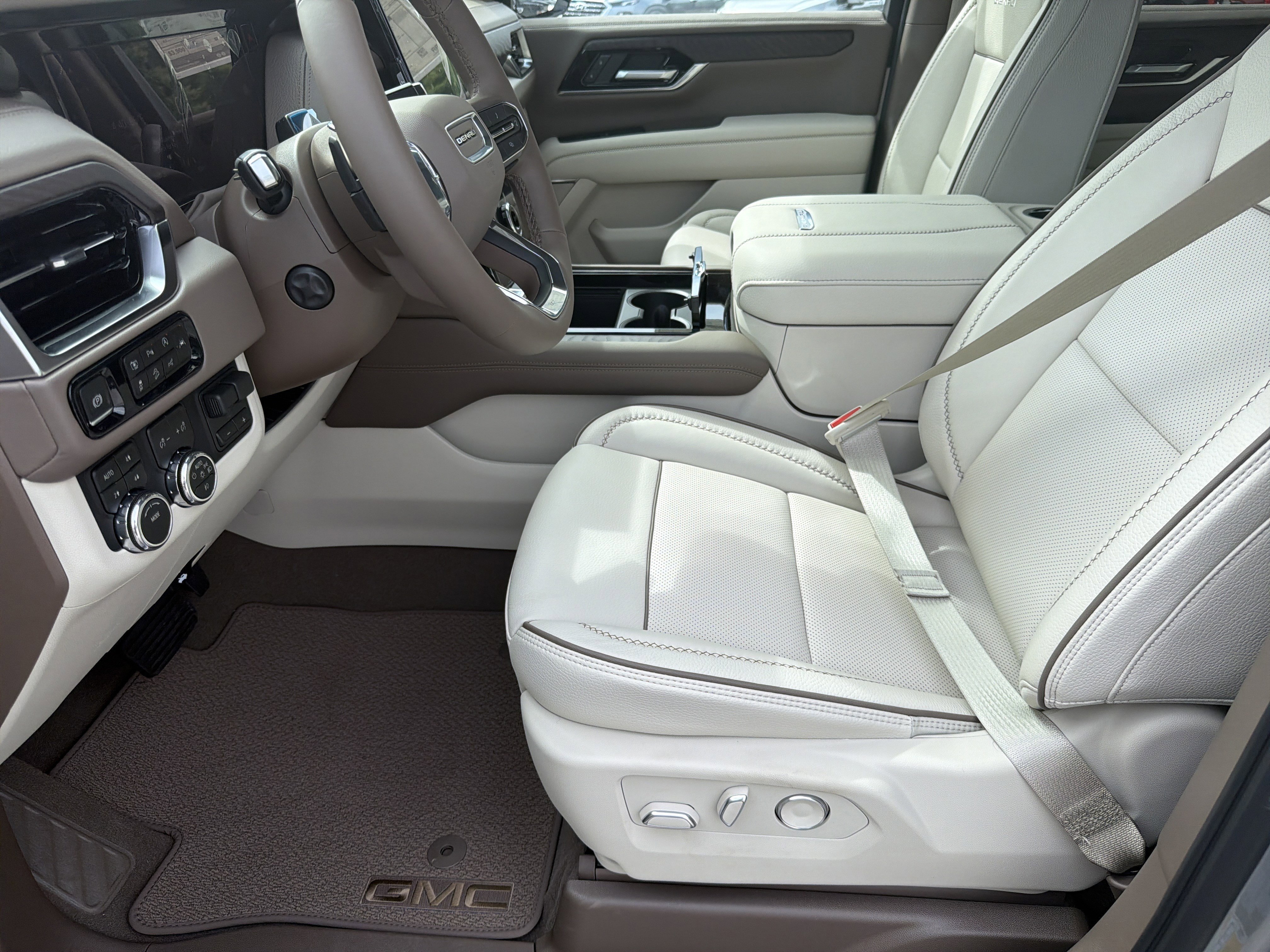 2026 GMC Yukon Denali - Photo 9