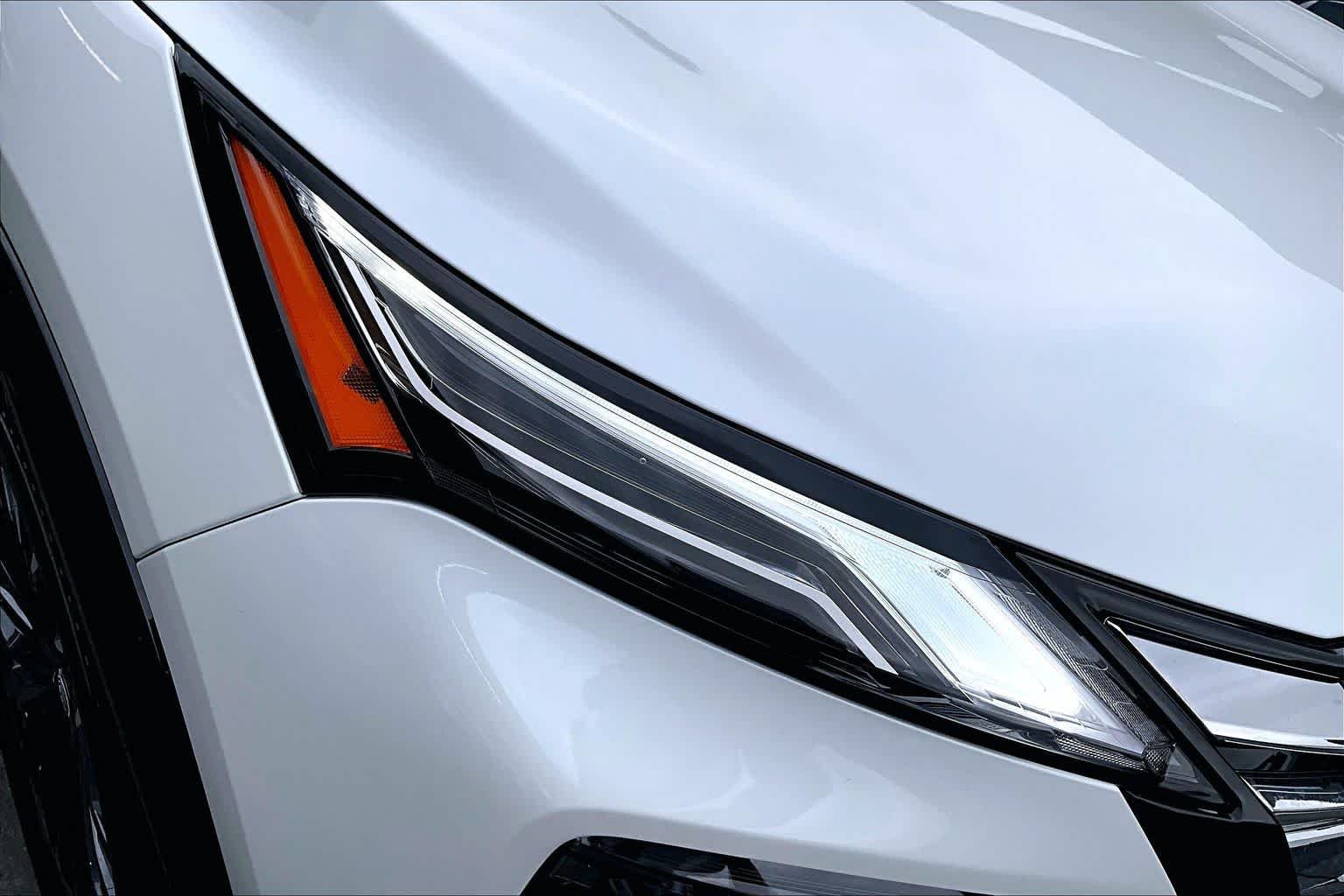 New 2026 2T WHT BLK XKJP Nissan Platinum image 13