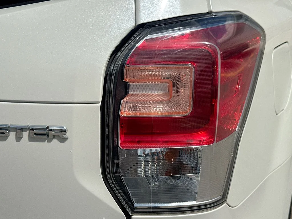Used 2018 White Subaru 2.5i Touring image 34
