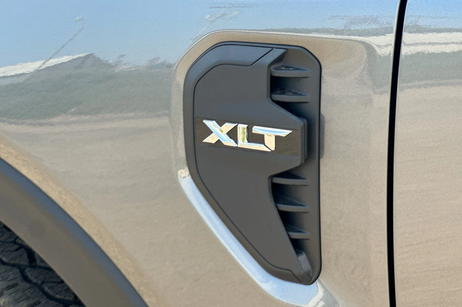New 2026 Carbonized Gray Metallic Ford XLT image 20