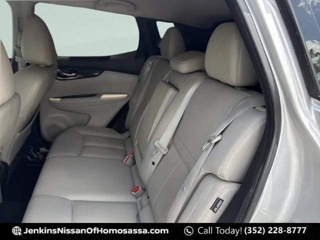 Used 2021 Silver Nissan SL image 27