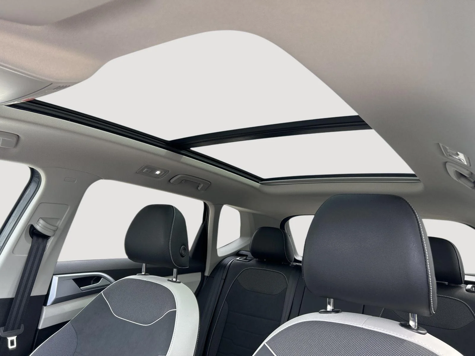 Certified Used 2025 GRAY Volkswagen SE image 25