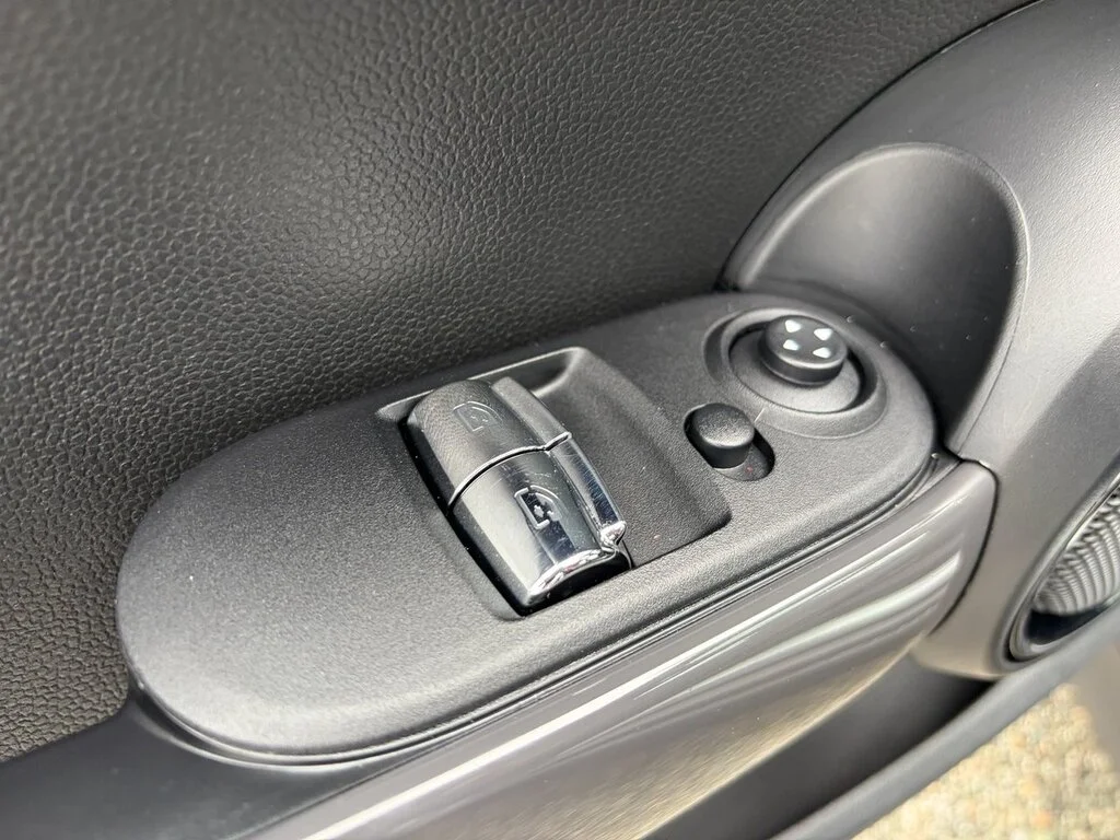 Used 2018  MINI 3 Door Great price,Fun to drive,Financing availa image 19