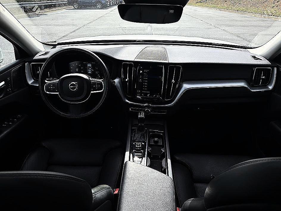 Used 2019 Bright Silver Metallic Volvo Momentum image 13