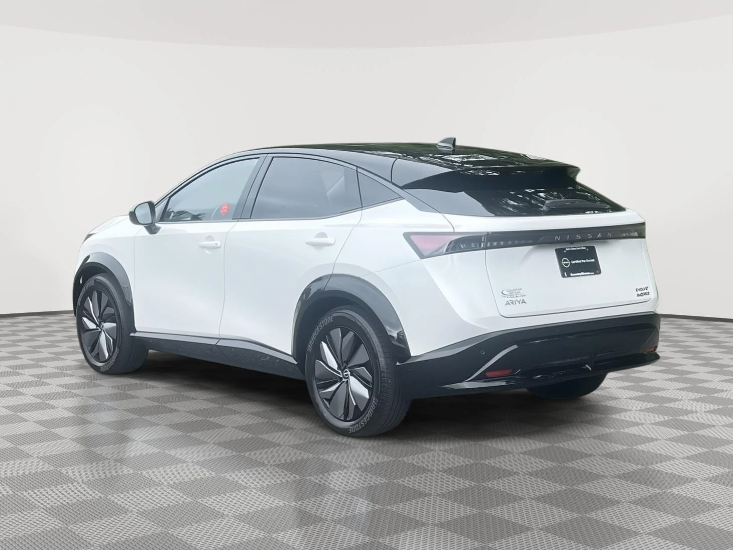 Used 2025 Everest White Pearl Tricoat/Black Diamond Pearl Nissan EVOLVE+ image 7