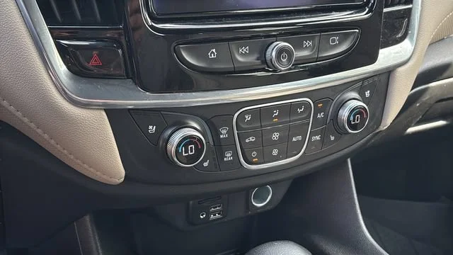Used 2022 IRIDESCENT PEARL TRICOAT Chevrolet Premier image 28