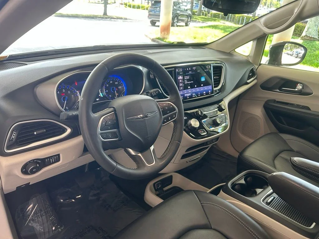 Used 2024 Black Chrysler Touring L image 7