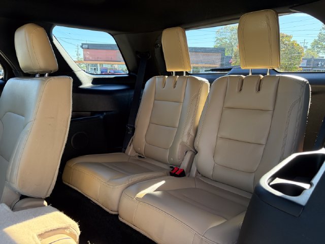 Used 2016 White Platinum Clearcoat Metallic Ford XLT image 30