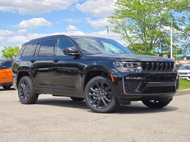 New 2026 Diamond Black Crystal Pearl-Coat Exterior Paint Jeep Limited Reserve image 2