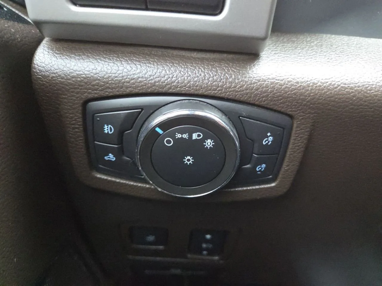 Used 2022  Ford XL image 14