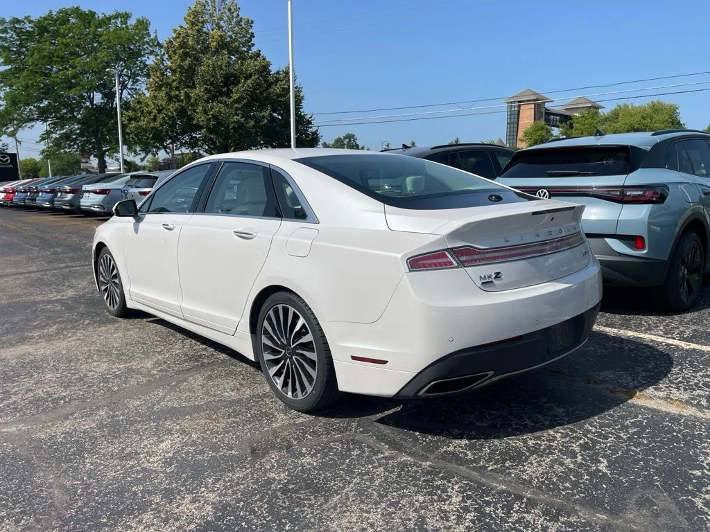 Used 2017 White Platinum Metallic Tri-Coat Lincoln Black Label image 2