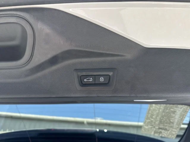 Used 2024 White BMW xDrive40i image 13