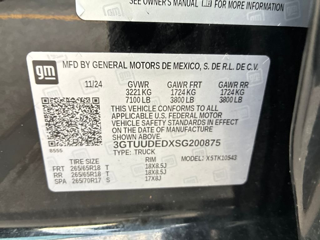 Used 2025 Black GMC SLT image 30