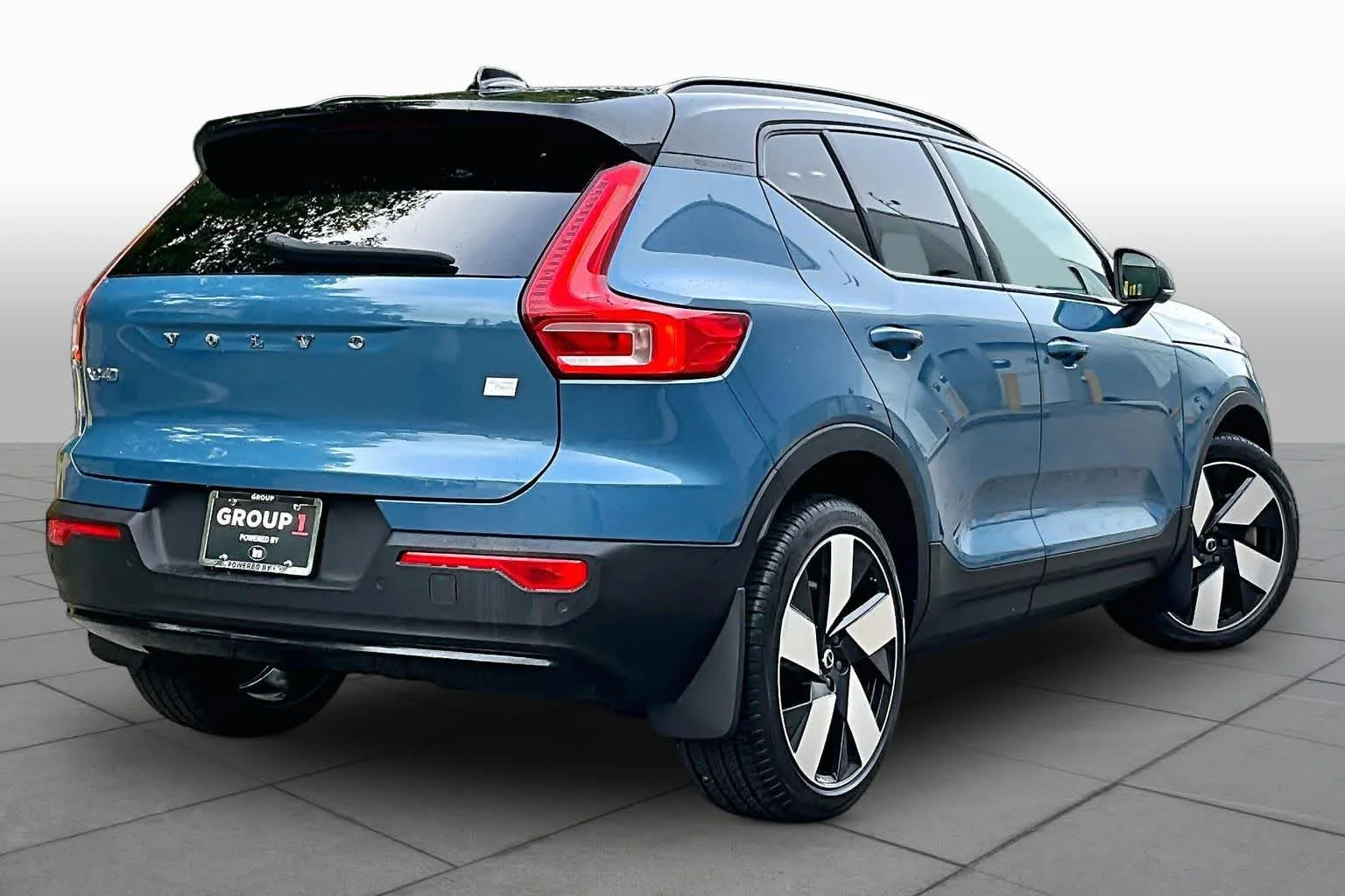 Used 2023 Fjord Blue Metallic Volvo Ultimate image 12
