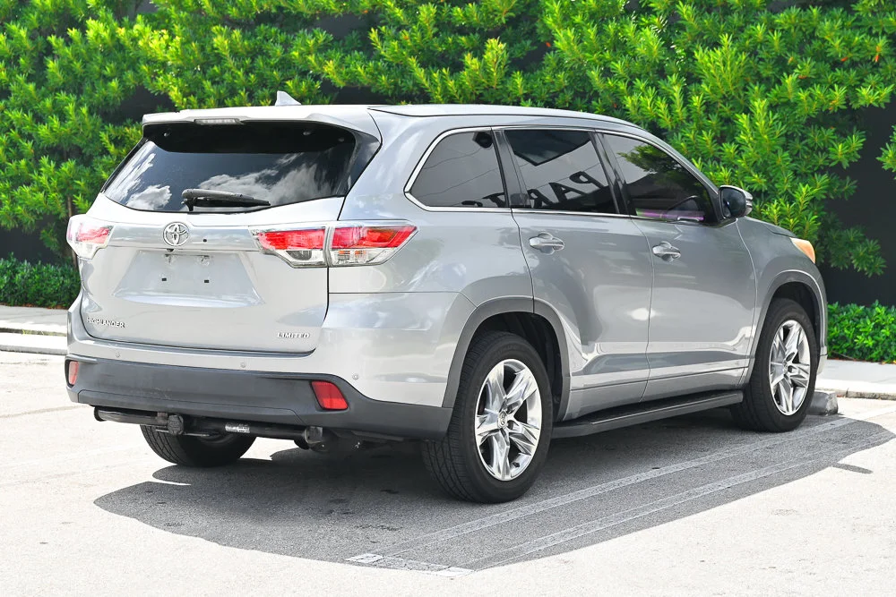 Used 2015 Silver Toyota Limited image 3