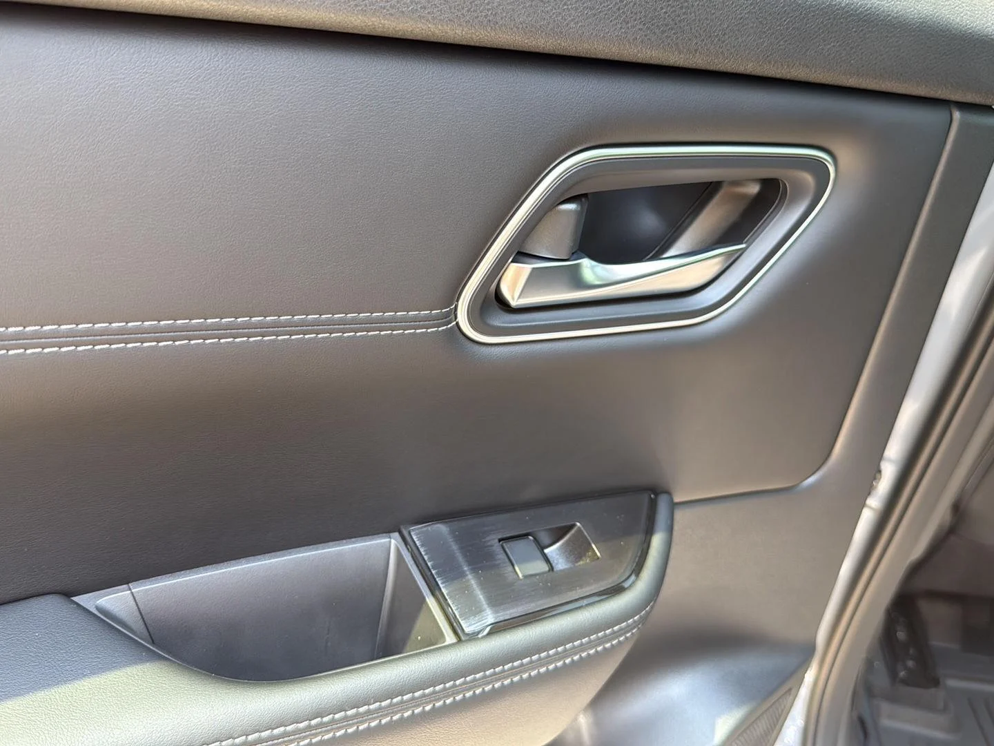New 2026 Boulder Gray Pearl/Super Black Nissan Platinum image 17