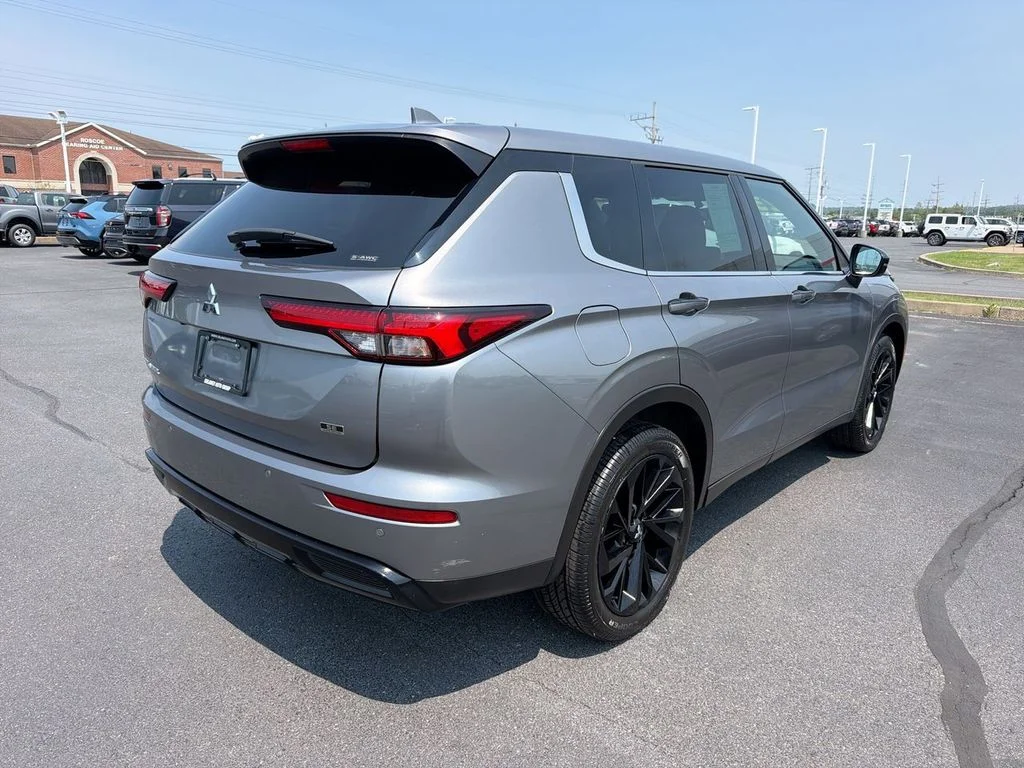 Used 2023  Mitsubishi SE Black Edition image 8