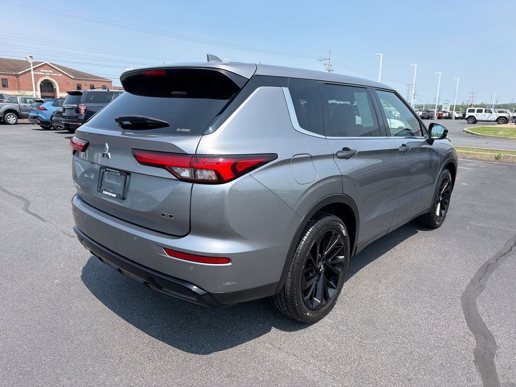 Used 2023  Mitsubishi SE Black Edition image 8