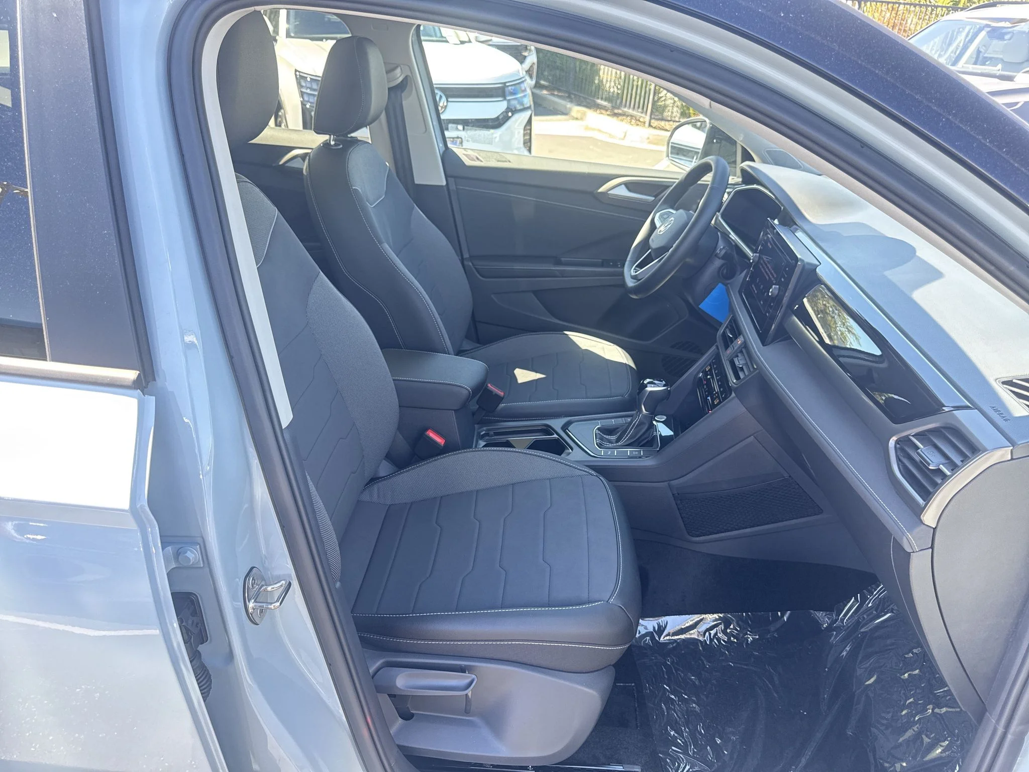 New 2027 Monument Gray w/Deep Black Roof Volkswagen SE Black image 20