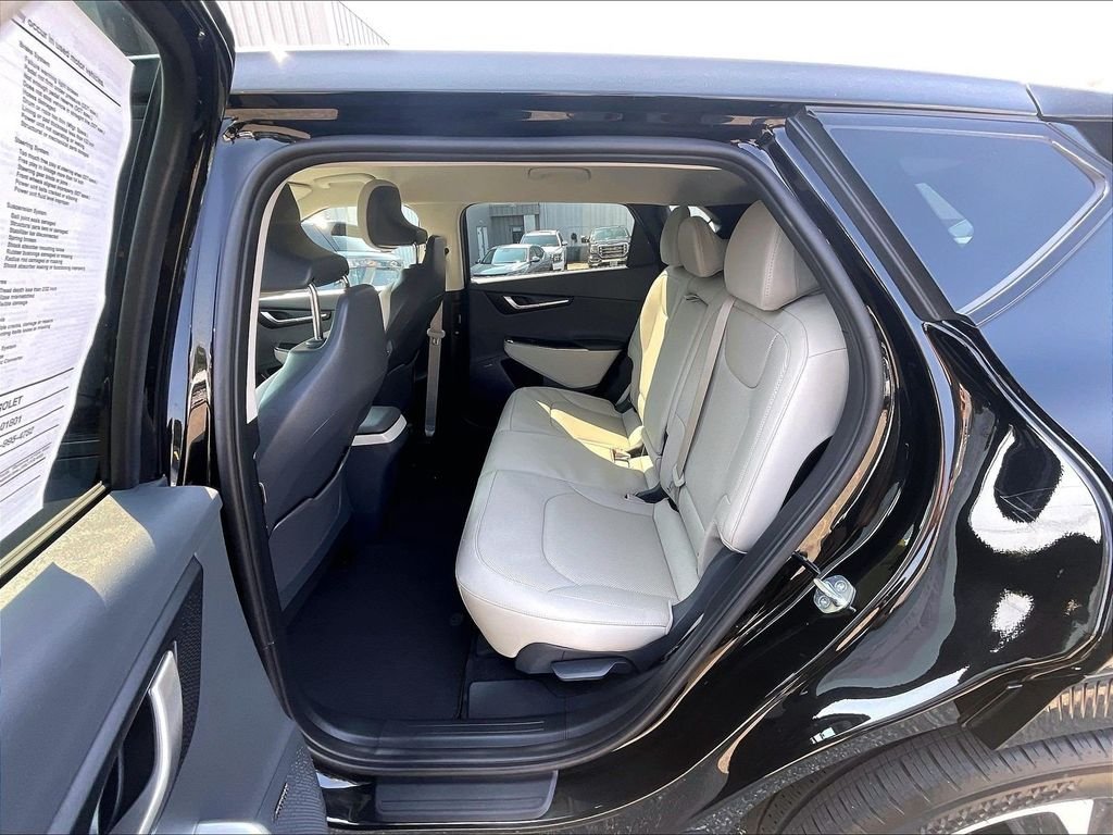 Used 2022 Black Kia Wind image 15