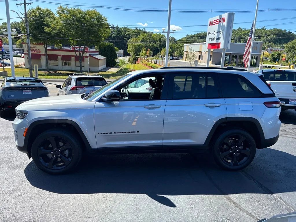 Used 2024 Silver Jeep Altitude X image 4