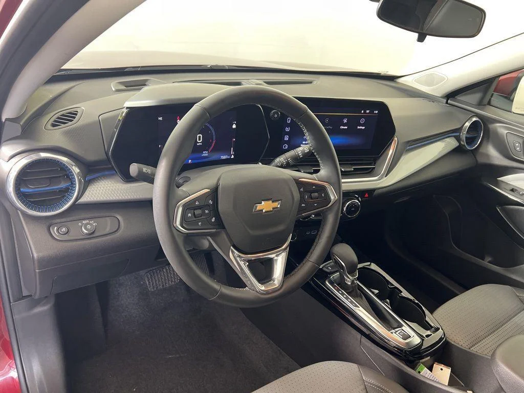 Used 2025 Crimson Chevrolet LT image 3