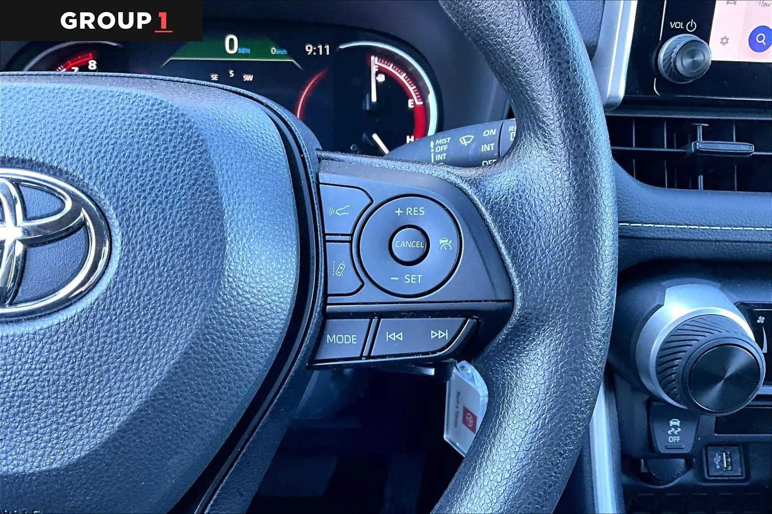 2025 Toyota RAV4 LE - Photo 25