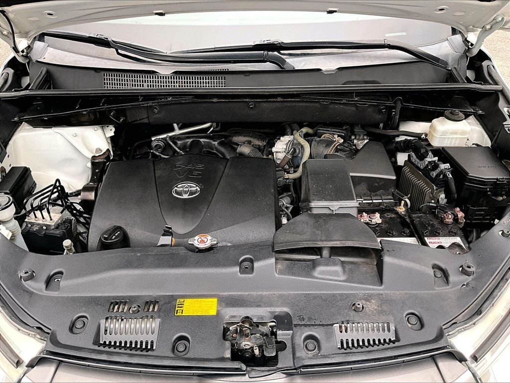 Used 2019 White Toyota XLE image 31