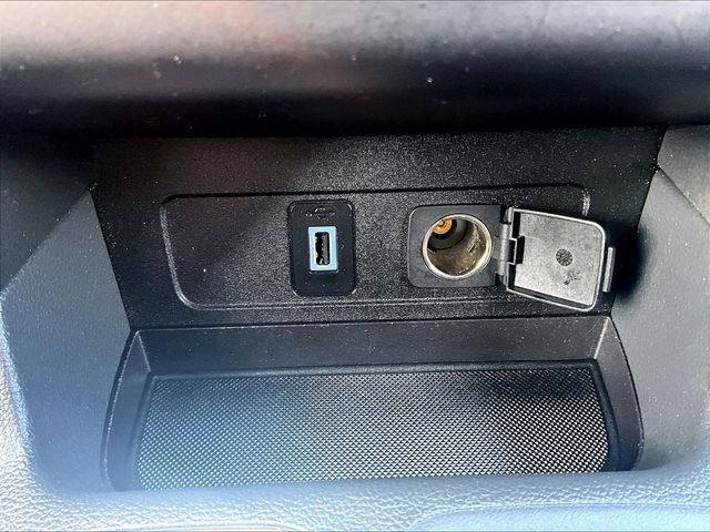 Used 2017 Blue Ford SE image 27