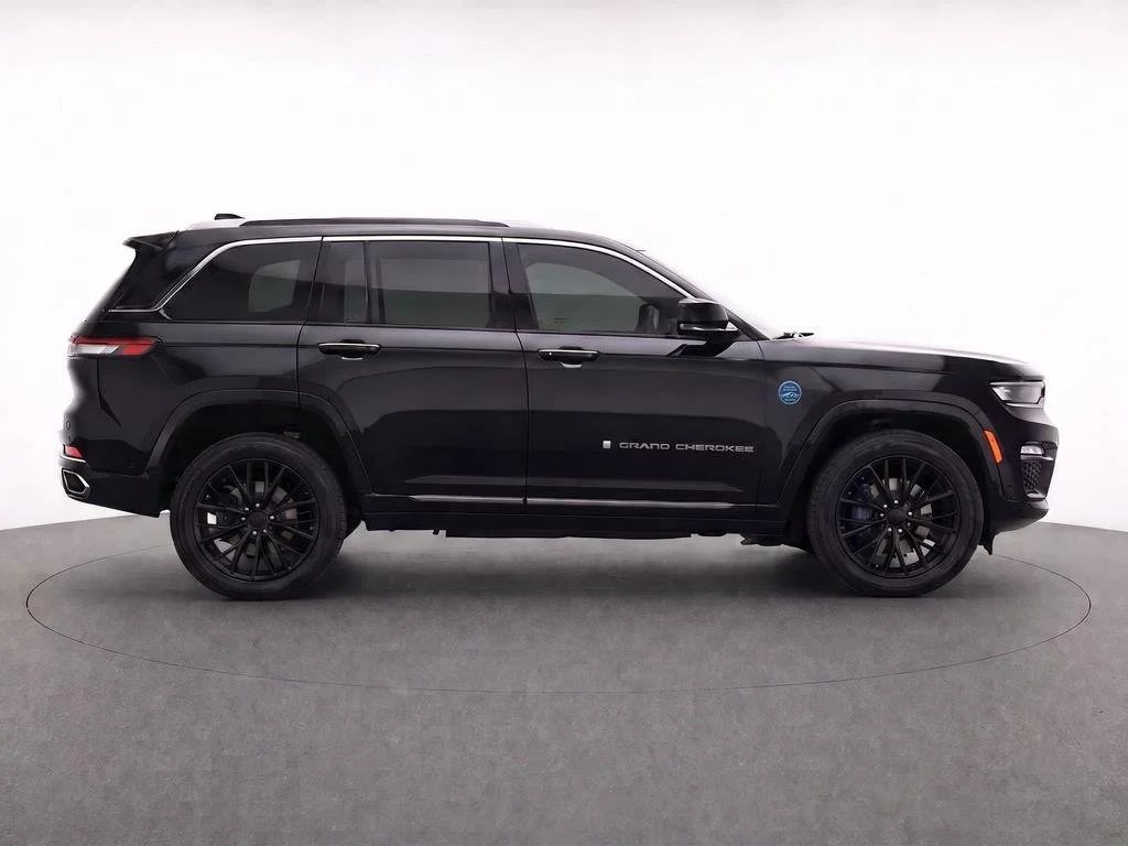 Used 2022 Diamond Black Crystal Pearlcoat Jeep Summit image 8