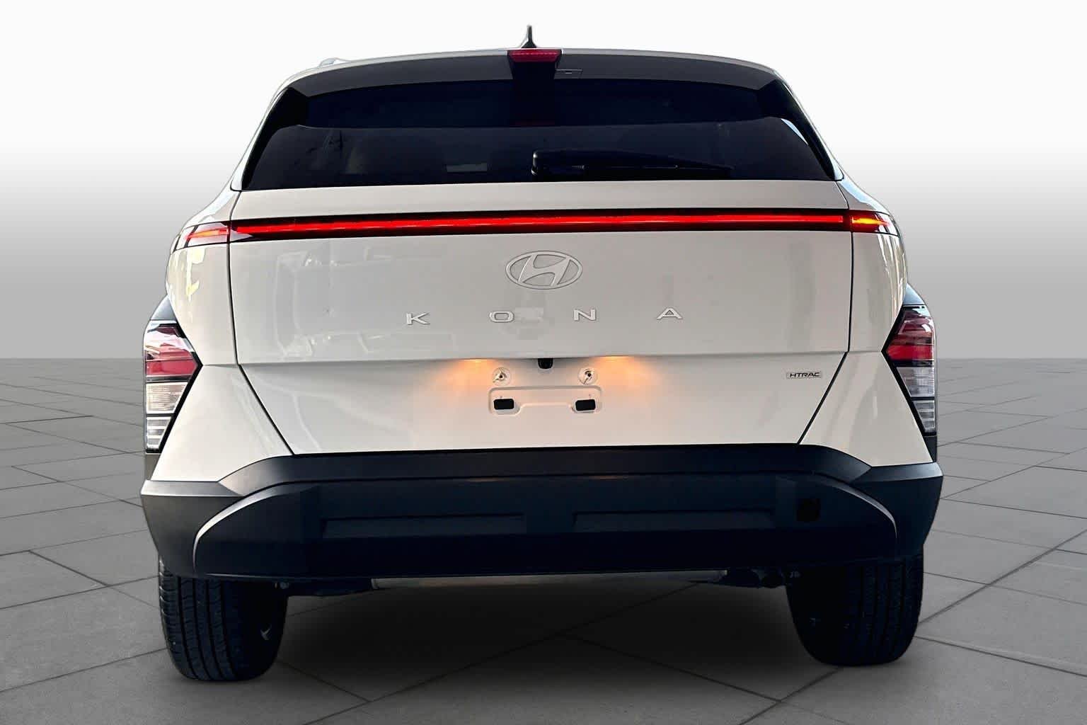 Used 2025 Atlas White Hyundai SEL image 5