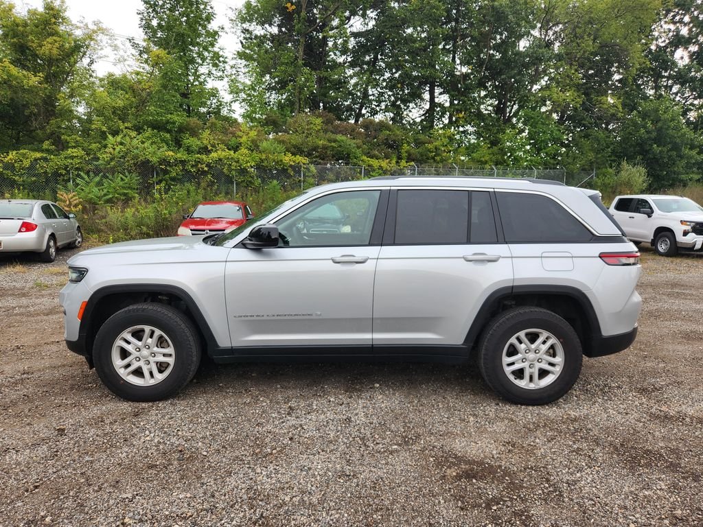 Used 2024 Silver Jeep Laredo image 8