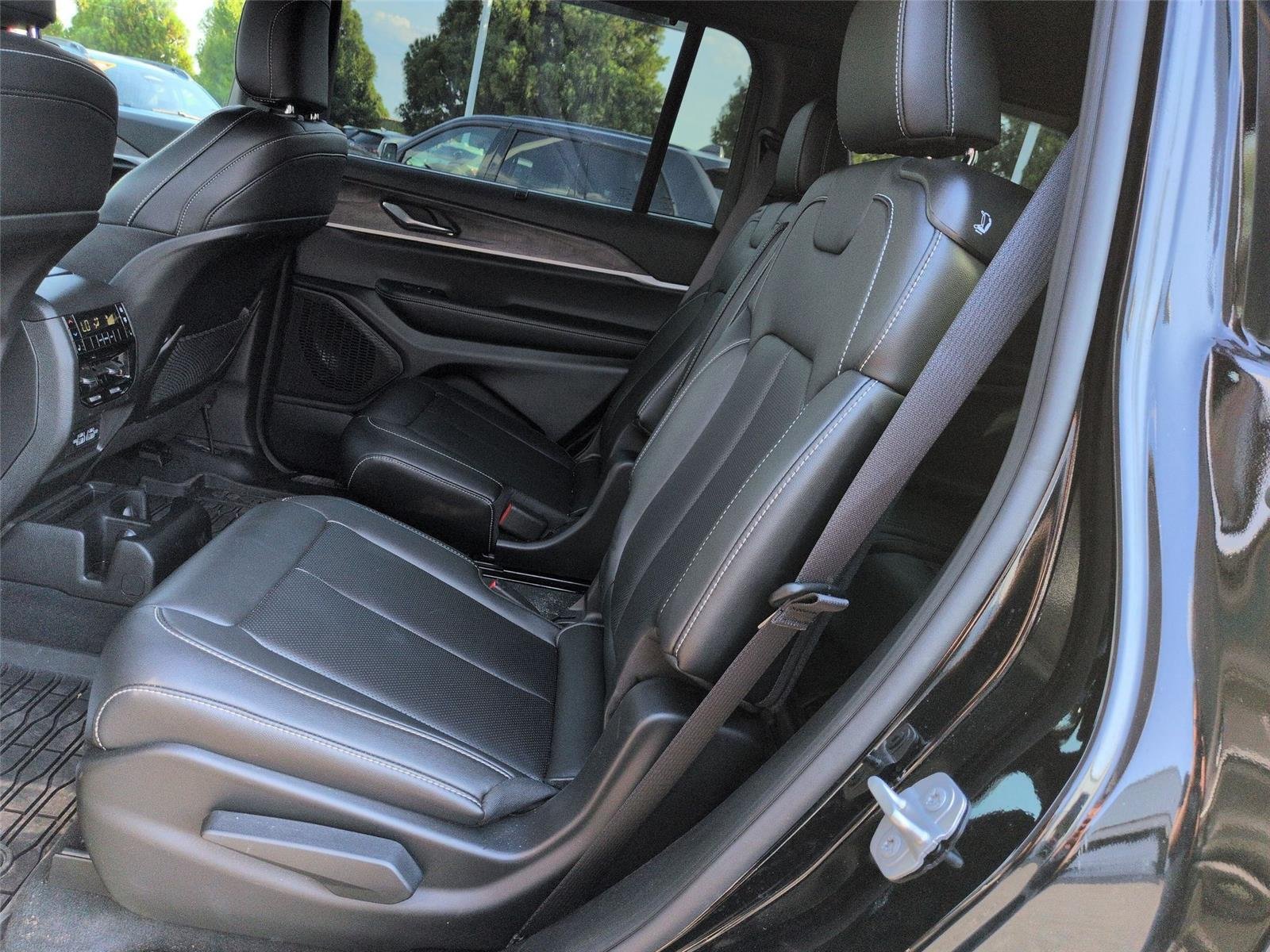 Used 2025 Diamond Black Crystal Pearlcoat Jeep Limited image 34