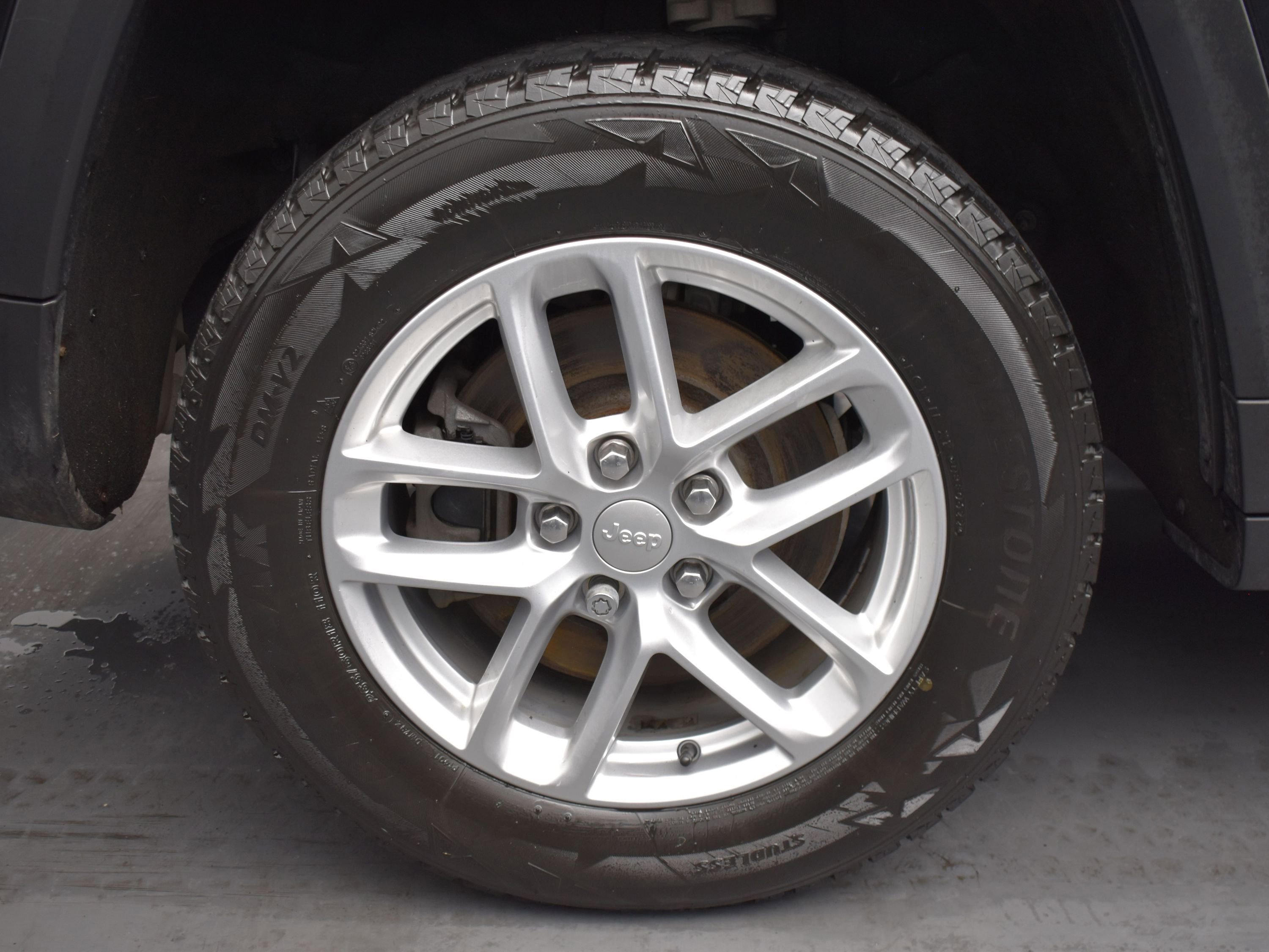 Used 2022 Diamond Black Crystal Pearlcoat Jeep Laredo image 21