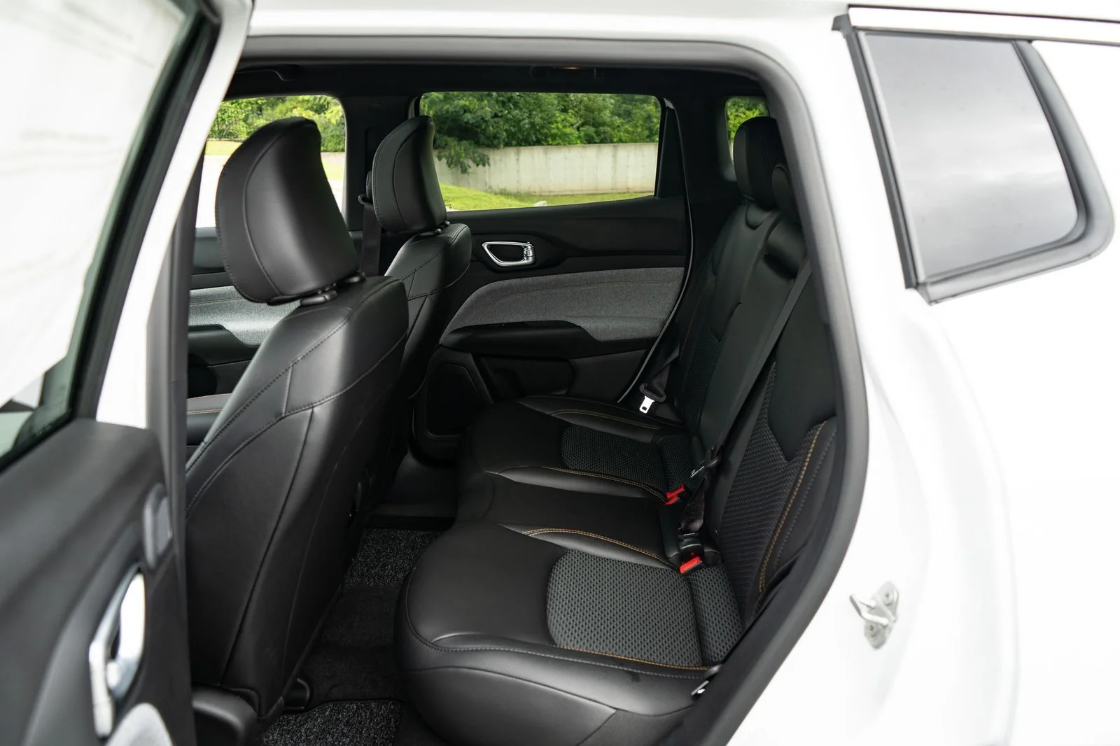 New 2026 Bright White Clear-Coat Exterior Paint Jeep  image 19