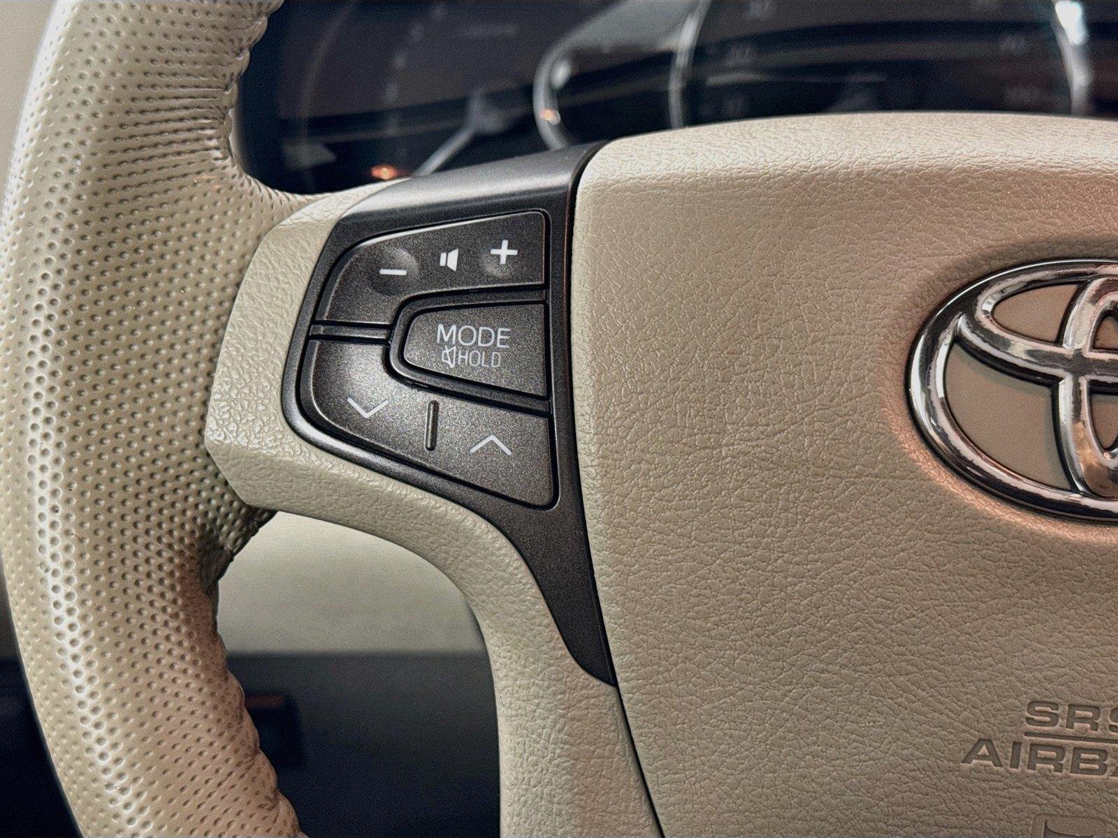 Used 2013 Black Toyota XLE image 18