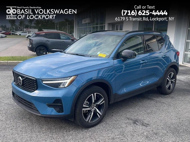 2024 Volvo XC40 Core Dark Theme