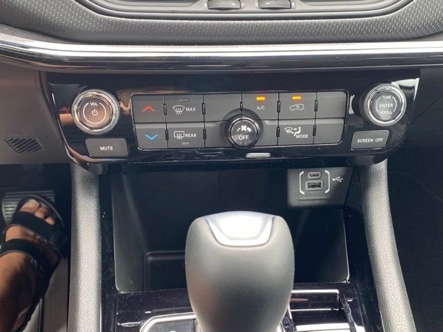 New 2026 Diamond Black Crystal Pearl-Coat Exterior Paint Jeep Latitude image 21