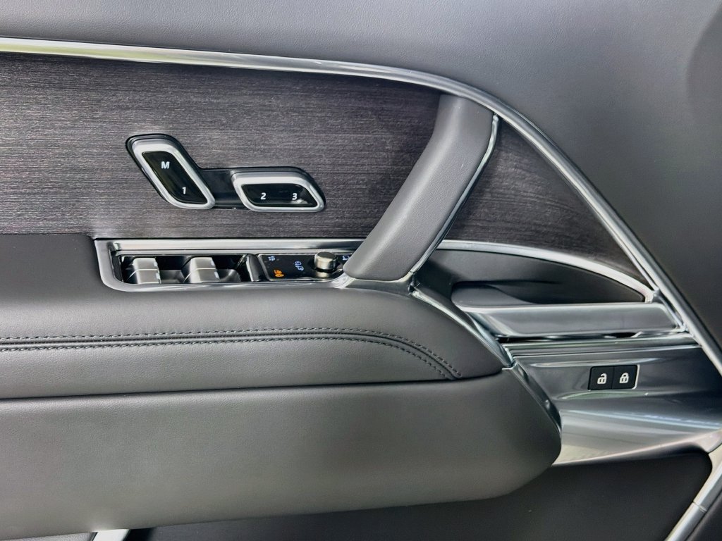 New 2027 Carpathian Grey Land Rover SE image 18