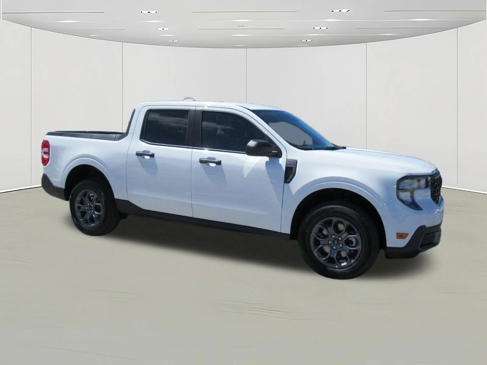 New 2026 Oxford White Ford XLT image 2