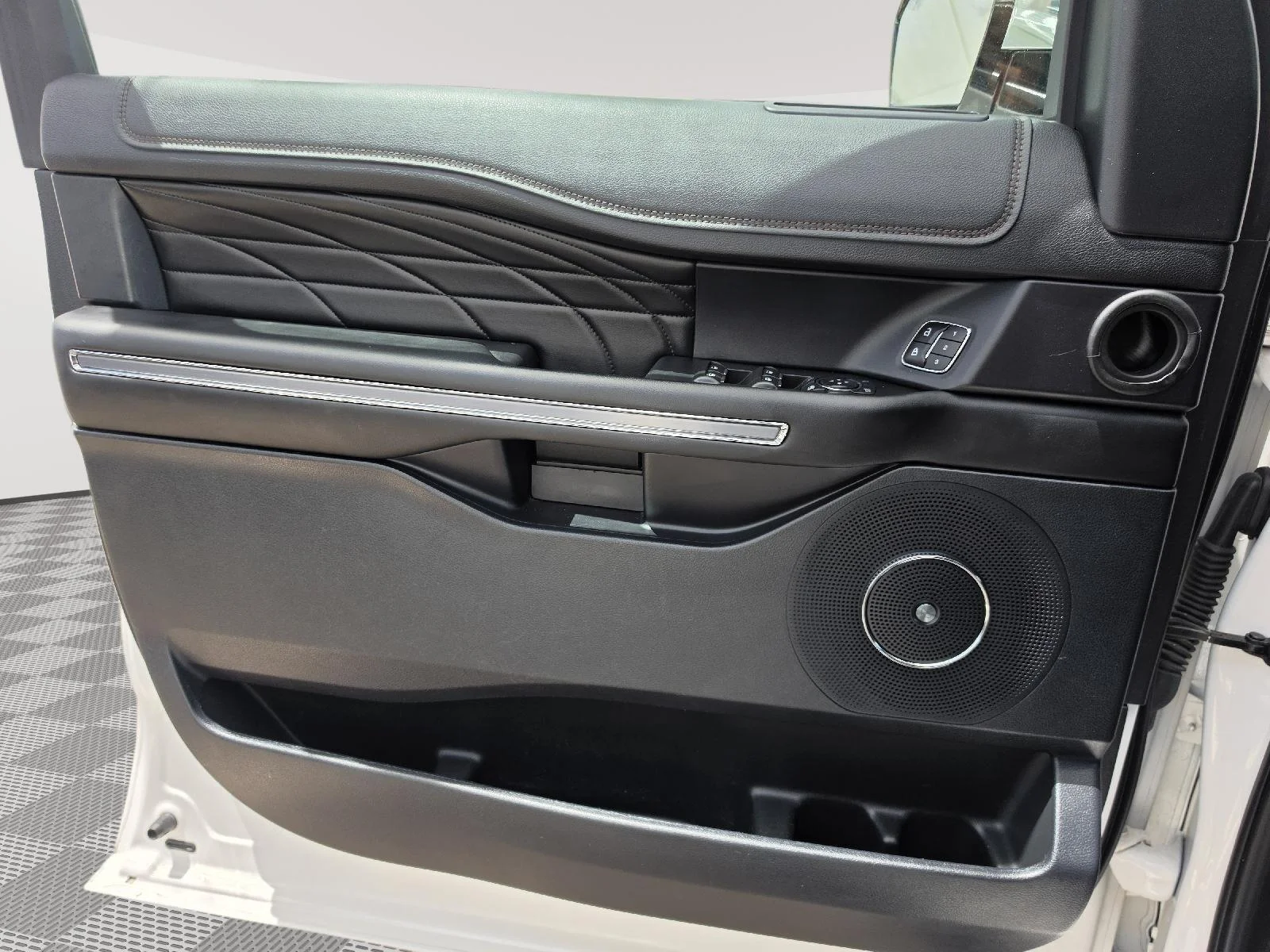 Used 2019 White Platinum Metallic Tri-Coat Ford Platinum image 17