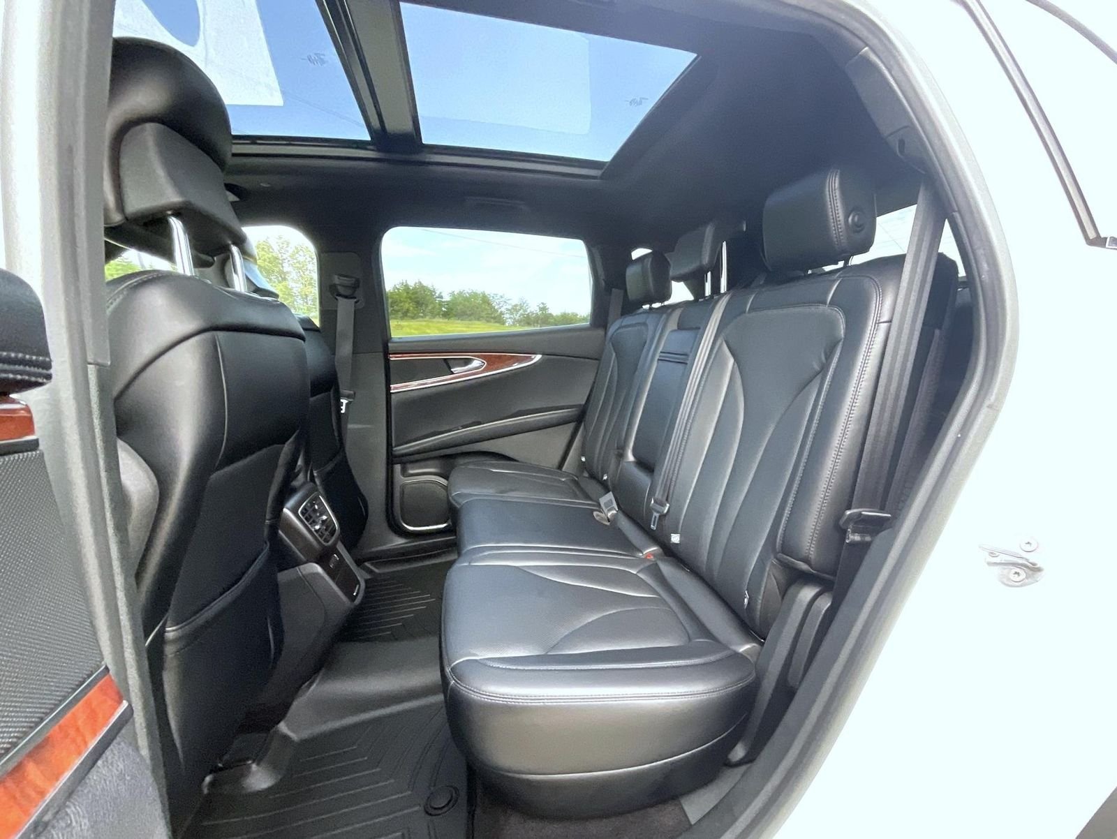 Used 2018 White Lincoln Reserve image 19