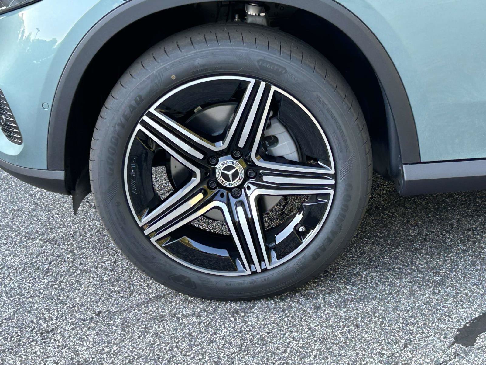 New 2027 Verde Silver Metallic Mercedes-Benz GLC 300 SUV image 16