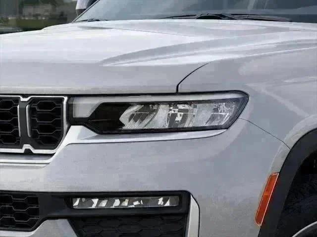 New 2026 Silver Zynith Exterior Paint Jeep Limited image 19