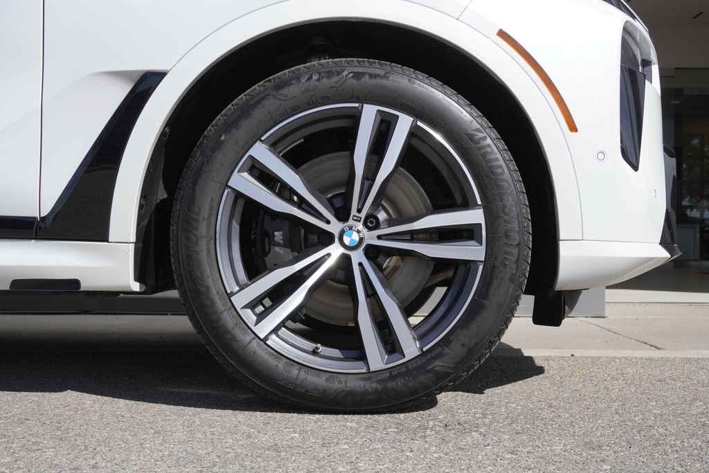 Used 2025 White BMW M60i image 36