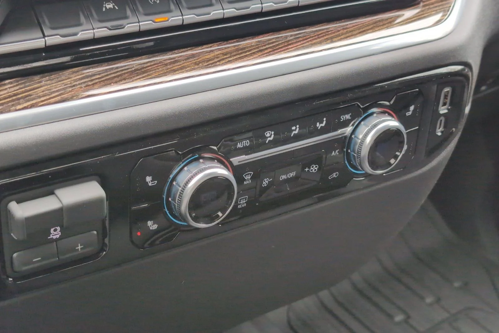 New 2026 Summit White GMC Elevation image 20