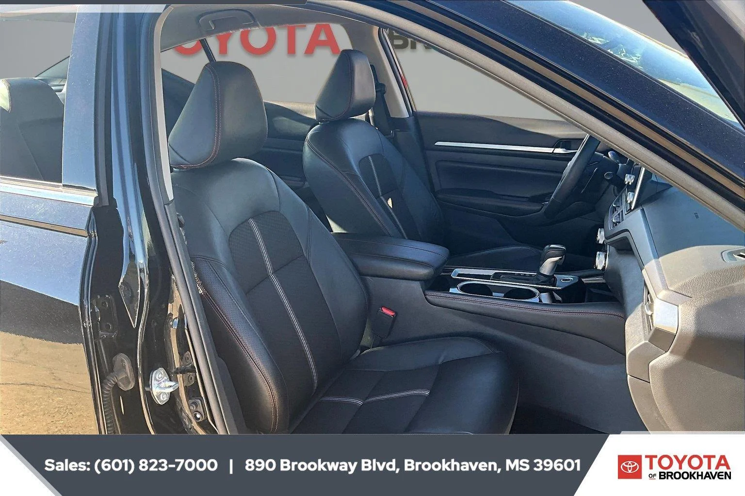 Used 2025 Super Black Nissan SR image 6