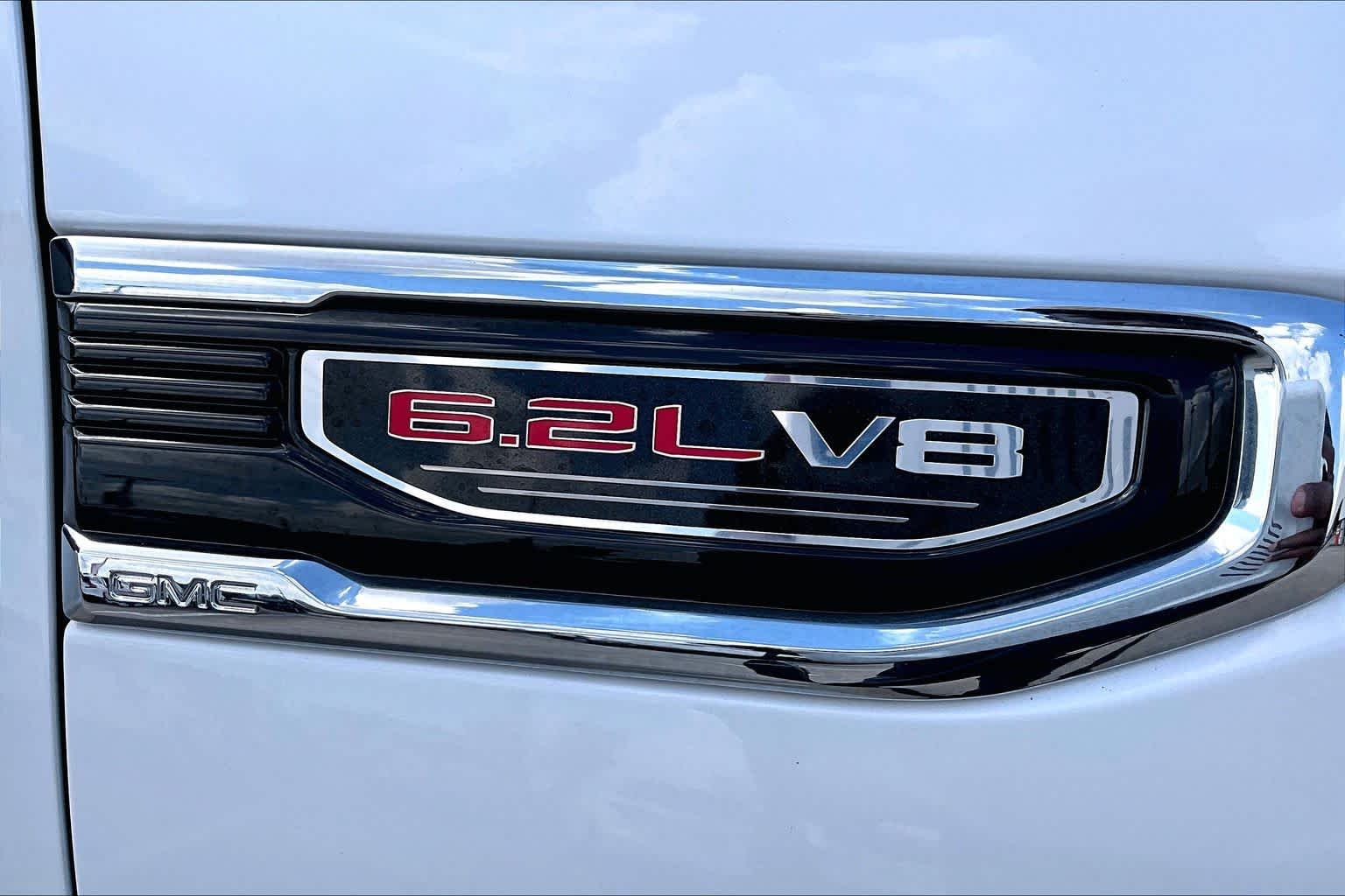 Used 2023 White Frost Tricoat GMC Denali image 10